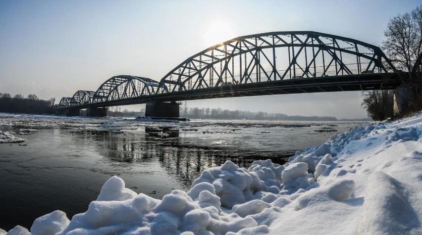 Most w bydgoskim Fordonie i Wisła w zimowej scenerii