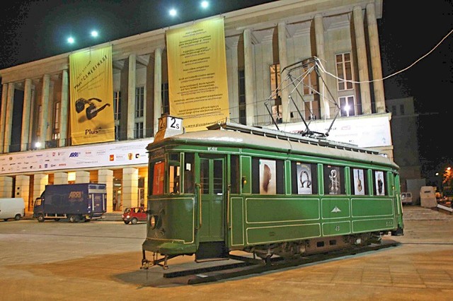 Przed Teatrem Wielkim w Łodzi pojawiły się "festiwalowe" tramwaje