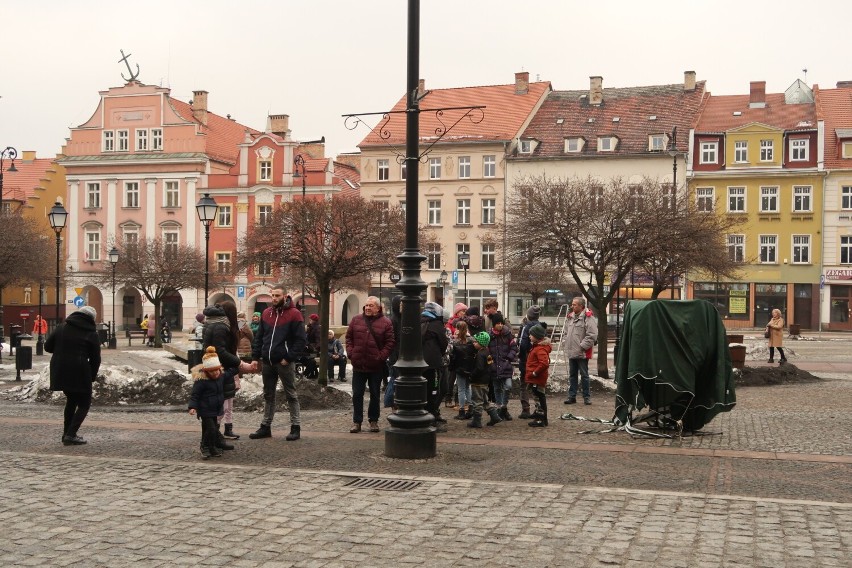 Walentynki 2023 na Rynku w Wałbrzychu: Pocałunki, taniec i serce na kłódki miłości! [ZDJĘCIA]