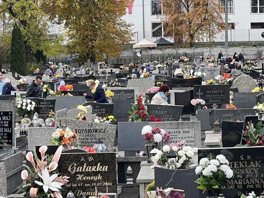 Na cmentarzu przy ul. Krakowskiej w Będzinie od rana groby...