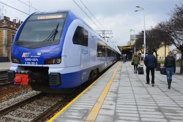 Koronawirus: Sanepid w Piotrkowie poszukuje pasażerów pociągu  z Wrocławia do Białegostoku. Jeden z podróżnych był zakażony