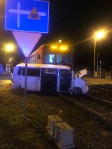 Kolizja pod Namysłowem. Bus zderzył się z pociągiem na przejeździe kolejowym