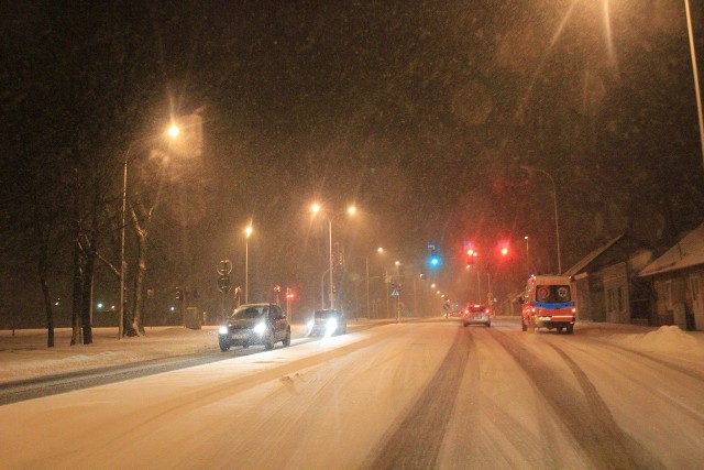 W nocy z piątku na sobotę w Chełmie spadło sporo śniegu. Po raz kolejny kierowcy odnieśli wrażenie, że drogowcy zostali zaskoczeni.