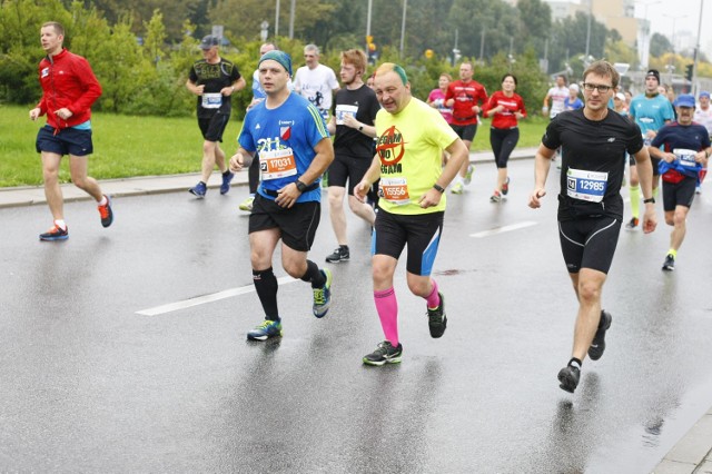 39. PZU Maraton Warszawski. Tysiące biegaczy na ulicach Warszawy! [ZDJĘCIA, GALERIA 4]
