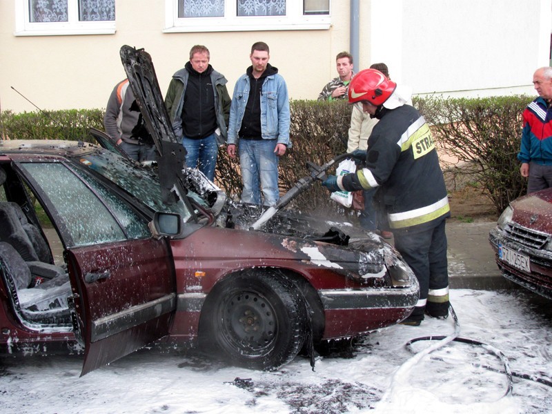 Osiedle Widok - Płonął citroen zaparkowany tuż pod blokiem. Zobacz film