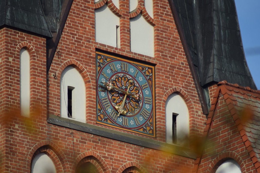 Kościół Mariacki w Szczecinku z odrestaurowaną tarczą zegara [zdjęcia]