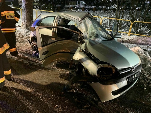 10 grudnia wczesnym rankiem doszło do wypadku w Sierakowicach. Dwie osoby zostały przewiezione do szpitala.
