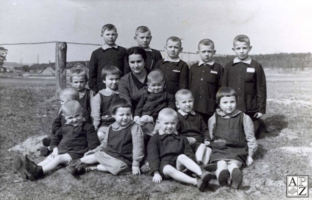Dzieci z ochronki prowadzonej przez Jana i Różę Zamoyskich. Zdjęcie wykonano wiosną 1944 r.