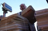 Drzewko za makulaturę w Słupsku: Przynieś stare gazety - odbierz drzewko