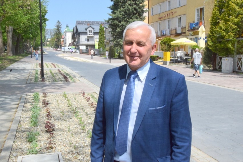 Burmistrz Waldemar Sikora przy nowym deptaku