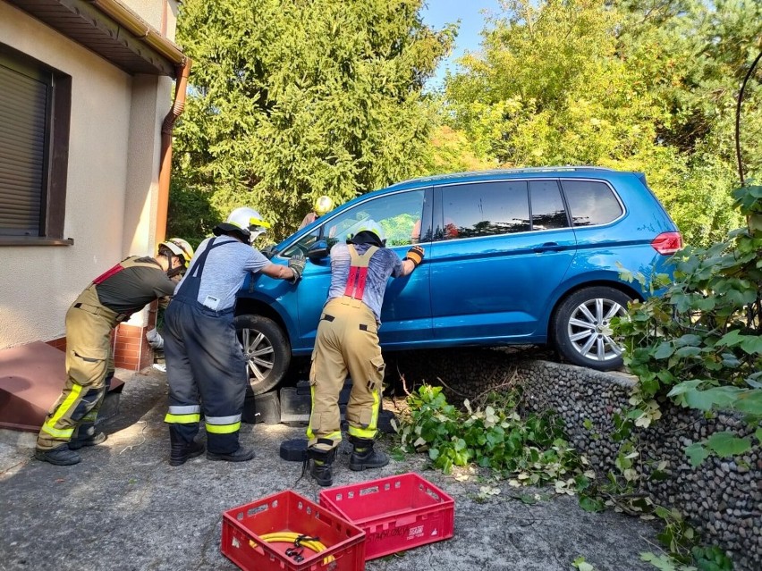 W Boszkowie samochód zaparkował w domu. Pasażerką była 89-letnia kobieta ZDJĘCIA