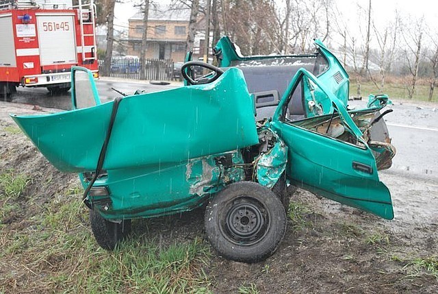 Do wypadku doszło, 30 marca o  godzinie 9.20 w miejscowości Dobrzechów, na drodze wojewódzkiej  988. Kierujący Fiatem 126P z niewyjaśnionych przyczyn zjechał na przeciwległy pas ruchu zderzając się z peugeotem.

Awantura pseudokibiców w pociągu [zdjęcia]