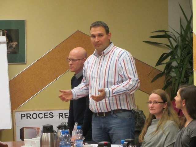 Właściciel firmy Elektrorecykling, Bartosz Kubicki podczas spotkania z mieszkańcami Sękowa