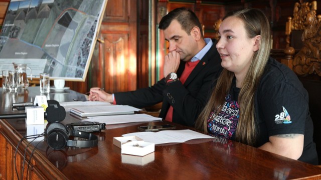 Na zdjęciu szefowa chojnickiego sztabu WOŚP Paulina Ambroziak i wiceburmistrz Chojnic Adam Kopczyński