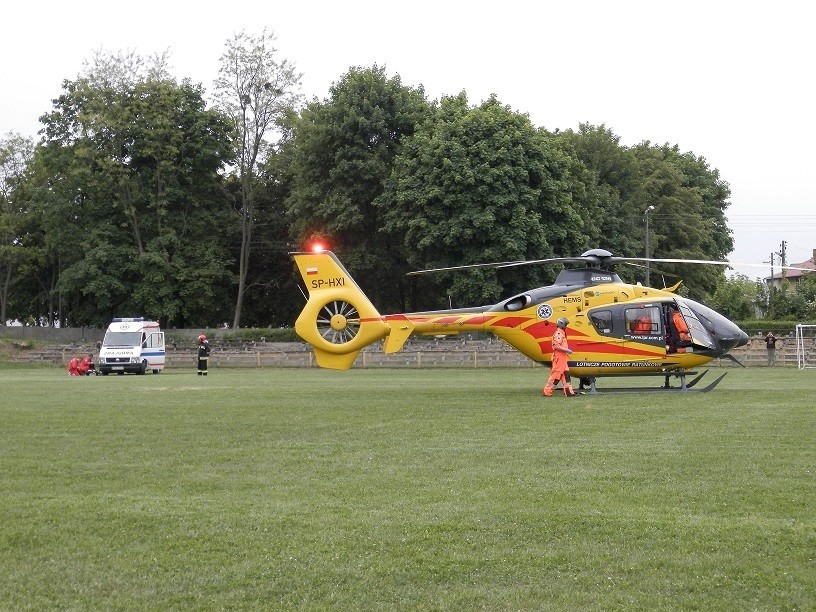 Śrem: lądowanie helikoptera na boisku przy Zamnhofa [ZDJĘCIA]