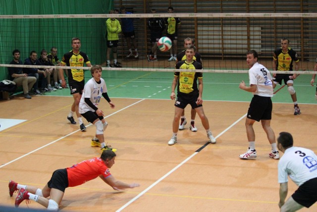 Pojedynek Oknobudu z Foto Damianem był jak dotąd jednym z najbardziej zaciętych w tym sezonie Wieluńskiej Ligi Siatkówki