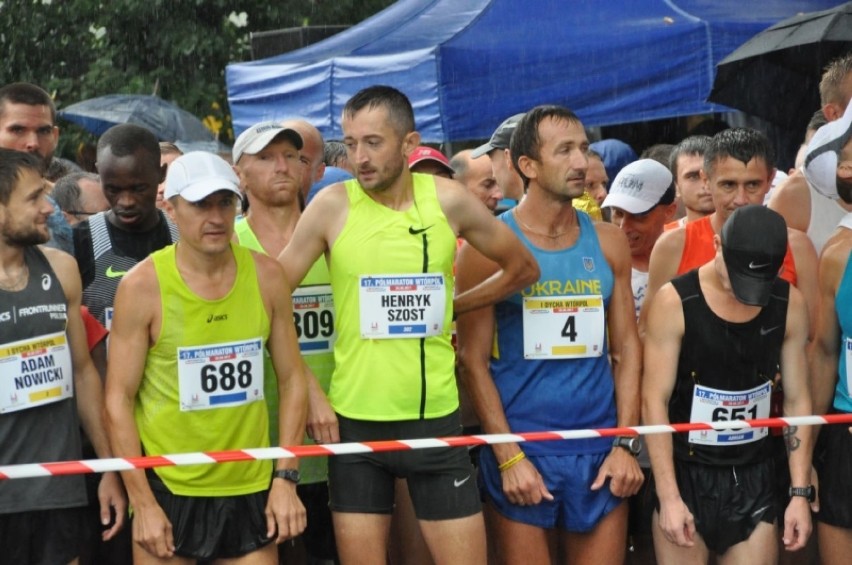 Biegacze walczyli w deszczu. Kenijczyk Abel Kibet znów wygrał półmaraton w Skarżysku 