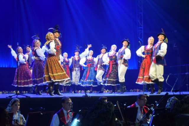 Państwowy Zespół Ludowy Pieśni i Tańca Mazowsze w niedzielę wystąpił w hali Radomskiego Centrum Sportu z widowiskiem Kalejdoskop Barw Polski.