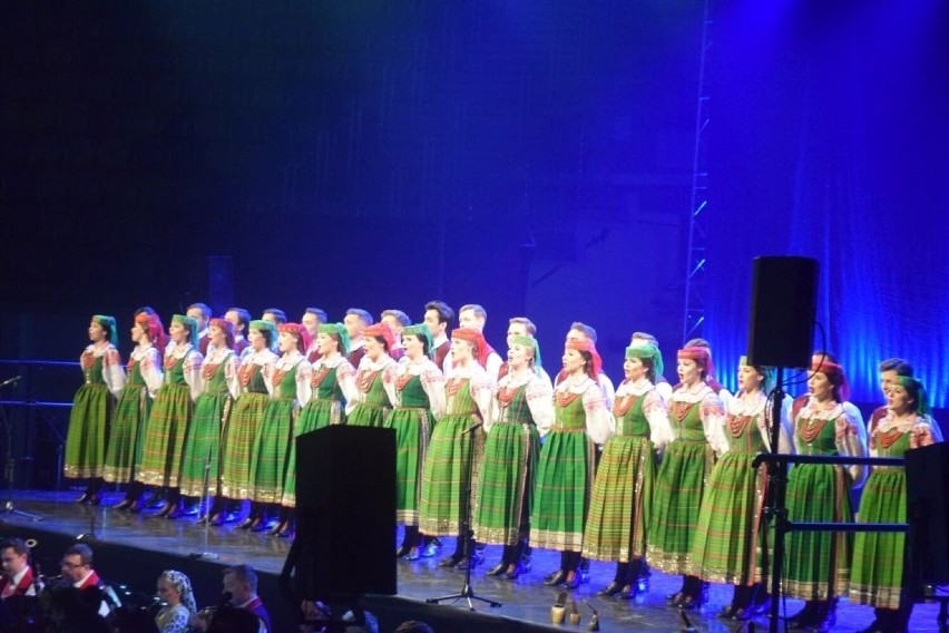 Zespół Mazowsze wystąpił w Radomiu. Zabrał publiczność w muzyczną i taneczną podróż przez całą Polskę. Zobacz zdjęcia