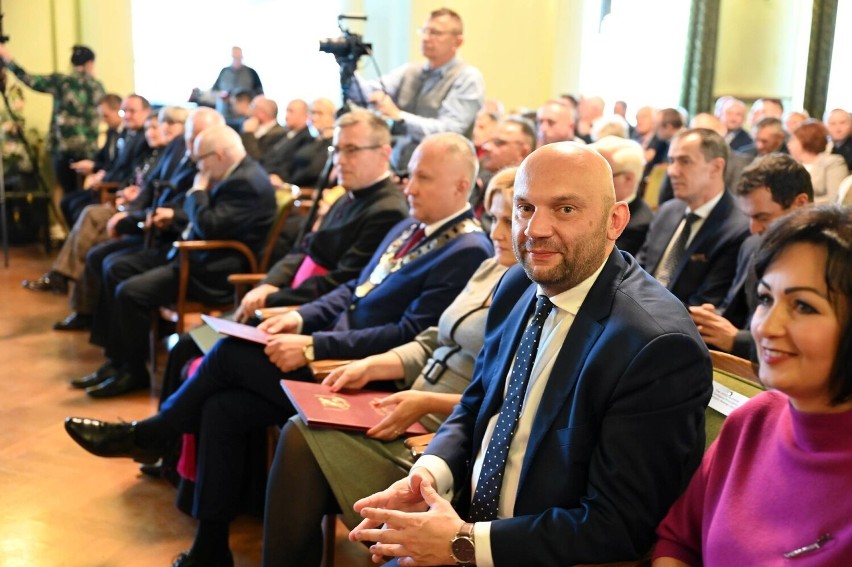 Nowy Sącz. Honorowe Obywatelstwo dla ks. Jerzego Jurkiewicza i Tarcze Herbowe dla zasłużonych sądeczan 