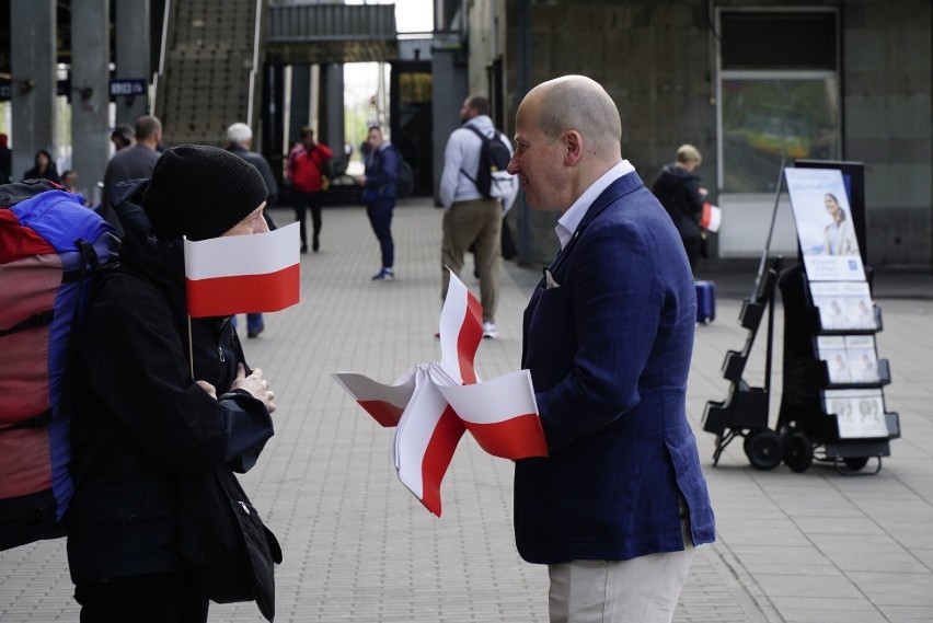 Na poznańskim dworcu głównym flagi rozdawali działacze PiS,...