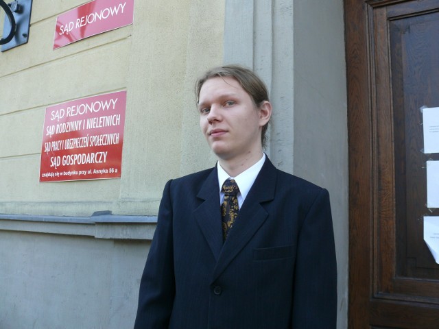 Mateusz Grzelak nie krył zadowolenia po wyjściu z kaliskiego sądu.