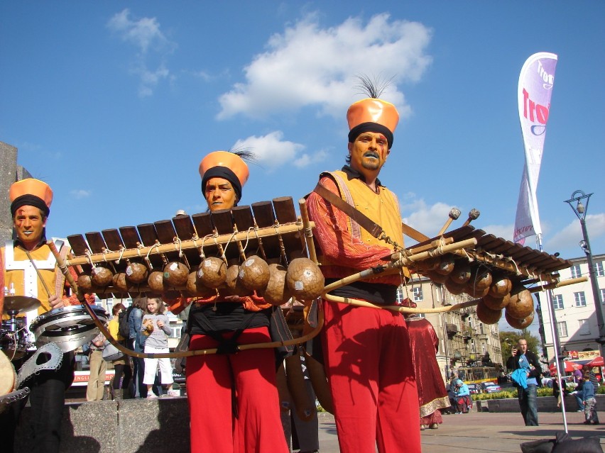 Pokazy cyrkowe, gra na balafonach, teatry ognia, koncerty...