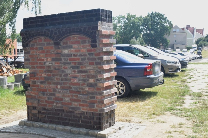 Malbork. Pomnik polskich działaczy plebiscytowych z 1920 r. stoi prawie na parkingu. Burmistrz zapewnia, że zadba, by było to godne miejsce