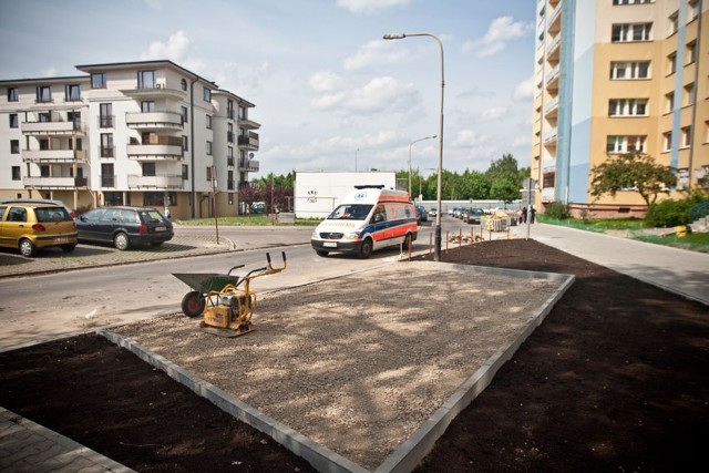 Siedmiostanowiskowy parking przed blokiem przy ul. Babickiego 2 jest już prawie gotowy.