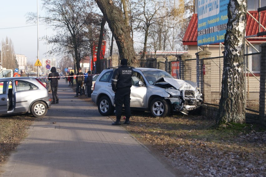 Wypadek w Kaliszu na Wrocławskiej. Jedna osoba nie żyje [FOTO]