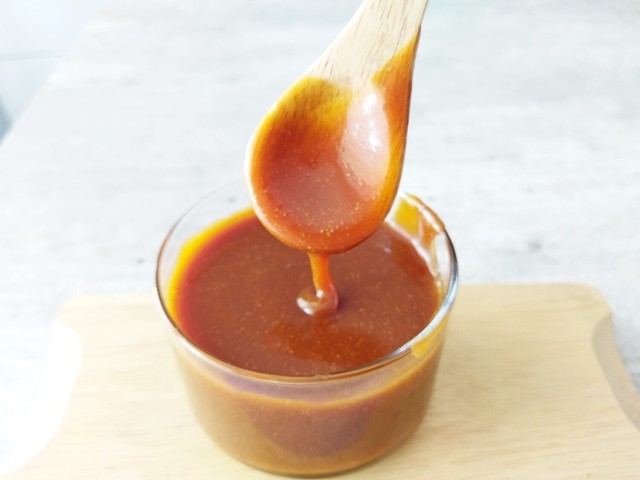 Sos karmelowy to pyszny dodatek do deserów. Zobacz, jak jak go przygotować. Kliknij w galerię i przesuwaj zdjęcia strzałkami lub gestem.