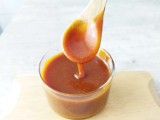 Jak zrobić karmel? Przepis na sos karmelowy. Pyszny dodatek do ciast, kawy i deserów