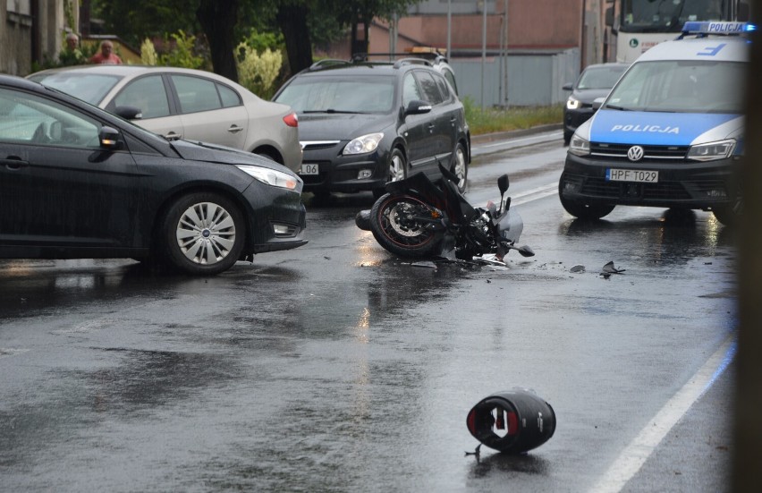 Wypadek na ul. Częstochowskiej w Wieluniu. Motocyklista trafił do szpitala ZDJĘCIA