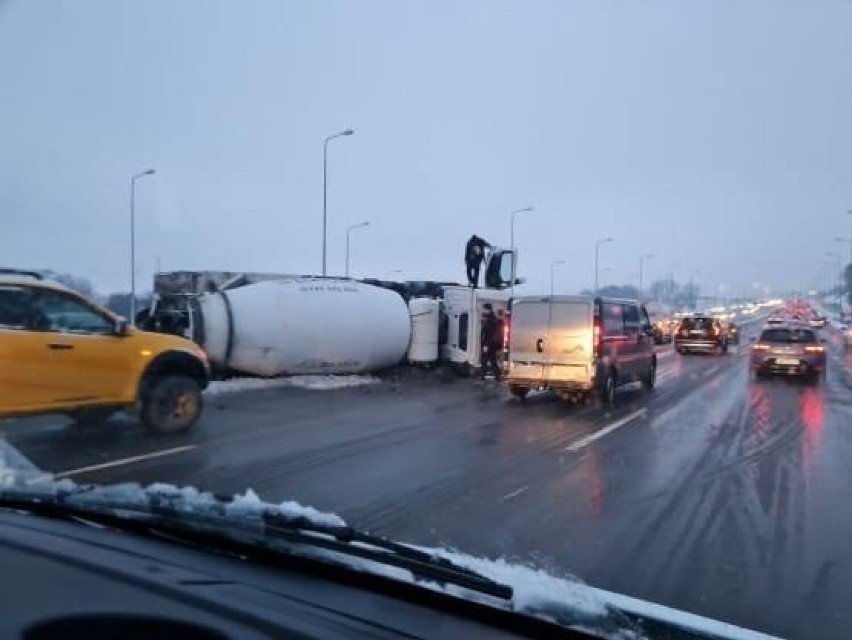 Śnieżyca sparaliżowała drogi w Trójmieście. Opóźnienia na...