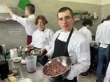 Warsztaty kulinarne z dziczyzny i produktów regionalnych w ZSCKR w Dobryszycach