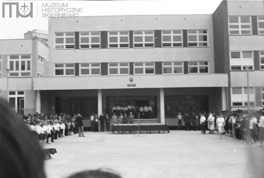 Tak w 1985 roku otwierano SP8, największą wówczas w Skierniewicach  podstawówkę