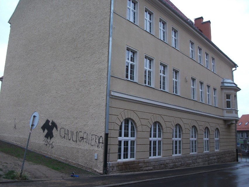 Zniszczona elewacja budynku szkoły przy ul. Limanowskiego w...