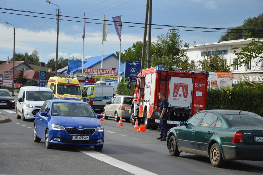 Wypadek na ulicy Głowackiego w Wieluniu. Doszło do zderzenia osobówki z motorowerzystą 