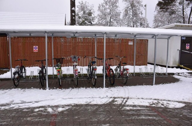 Zadaszony parking na dwadzieścia rowerów przy Szkole Podstawowej numer 4