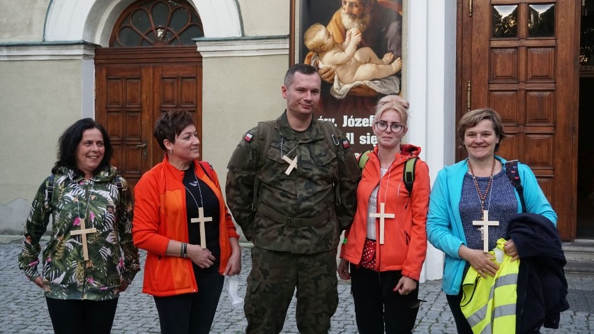 Ekstremalna Droga Krzyżowa w Pleszewie. Wędrowali, napełnieni modlitwą i refleksją [ZDJĘCIA]