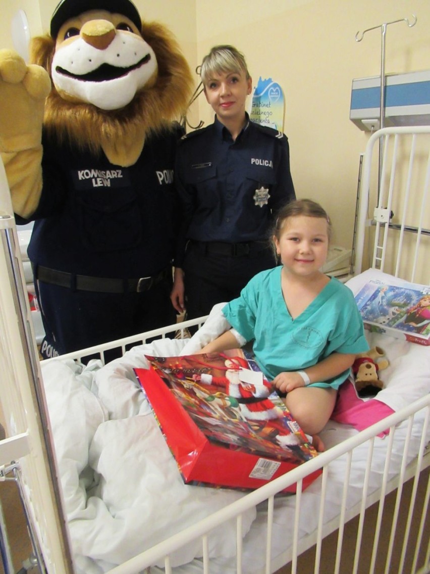 Policjanci w asyście Niebieskiego Mikołaja i Komisarza Lwa odwiedzili pacjentów szpitala Latawiec (ZDJĘCIA)