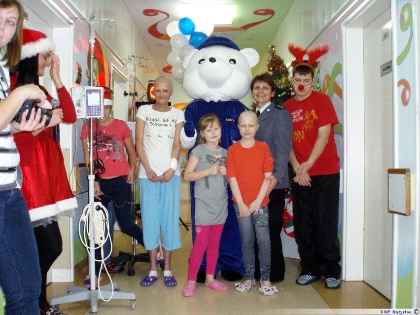 Miś Dobromiś i Niebieski Mikołaj odwiedzili chore dzieci w szpitalu [zdjęcia]