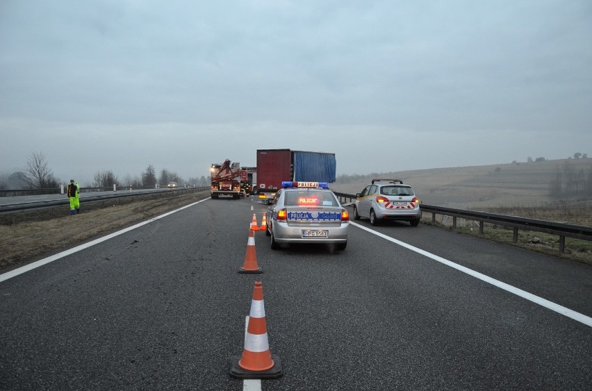 Tragiczny wypadek na A4. Zderzenie dwóch ciężarówek, jedna osoba nie żyje [ZDJĘCIA]