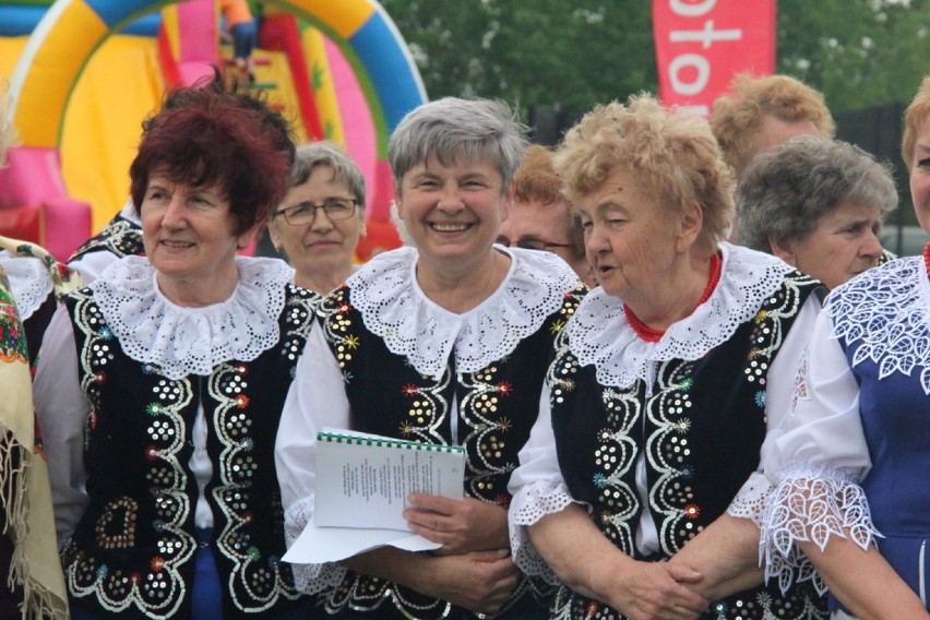 Chlebem i solą — raz na ludowo - festyn w Strzemieszycach...