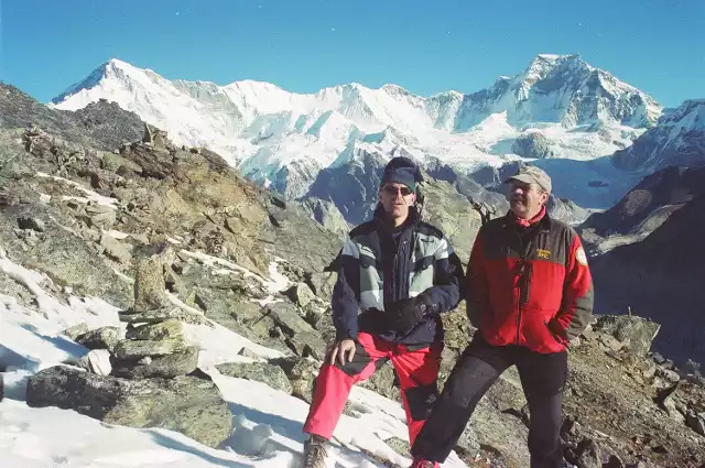 Ryszard Chmura (na zdjęciu z lewej) uczestniczył w wyprawie w Himalaje organizowanej przez Berbekę. W tle Cho Oyu - szósty pod względem wysokości szczyt Ziemi (8188 m n.p.m). Maciej Berbeka zdobył go w 1985r. w zimowym wejściu wraz z Maciejem Pawlikowskim.