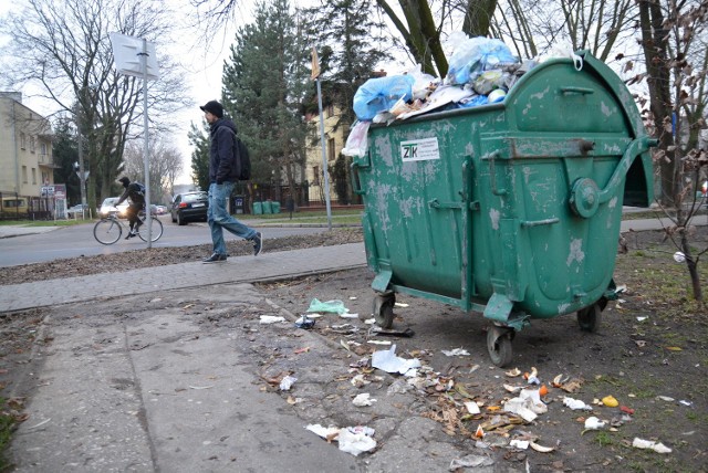 Kontener, z którego wiecznie wylewają się śmieci, stoi przy skrzyżowaniu ul. Glinianej z Siewną. Codziennie mijają go mieszkańcy