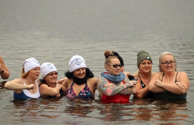 Zimna...ale ciepła - taką żartobliwą odpowiedź otrzymaliśmy w Siczkach, gdy zapytaliśmy morsów, jaka jest dziś woda. W tej odpowiedzi jest sporo prawdy, bo woda w listopadzie jest już zimna, ale dla większości morsów, nadal jest zbyt ciepła. Czekają na mrozy, na zamarzniętą wodę i wycinanie przerębla w lodzie. Wtedy jest...zdrowo. W niedzielę w Siczkach po raz kolejny kąpała się spora rzesza Radomskich Morsów. Dużo było biegaczy, spacerujących całych rodzin i rowerzystów. Niewykluczone, że za tydzień morsy...przeniosą się na radomskie Borki. 

ZOBACZ ZDJĘCIA Z NIEDZIELNEGO MORSOWANIA ====>>> 