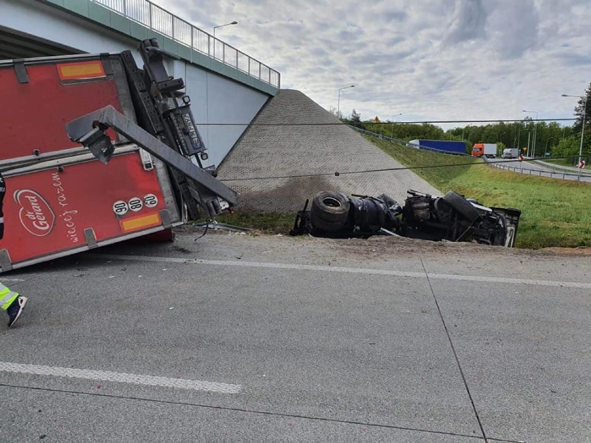 Wypadek na S8 koło Tomaszowa Maz. Samochód ciężarowy uderzył w bariery. Droga zablokowana [ZDJĘCIA]