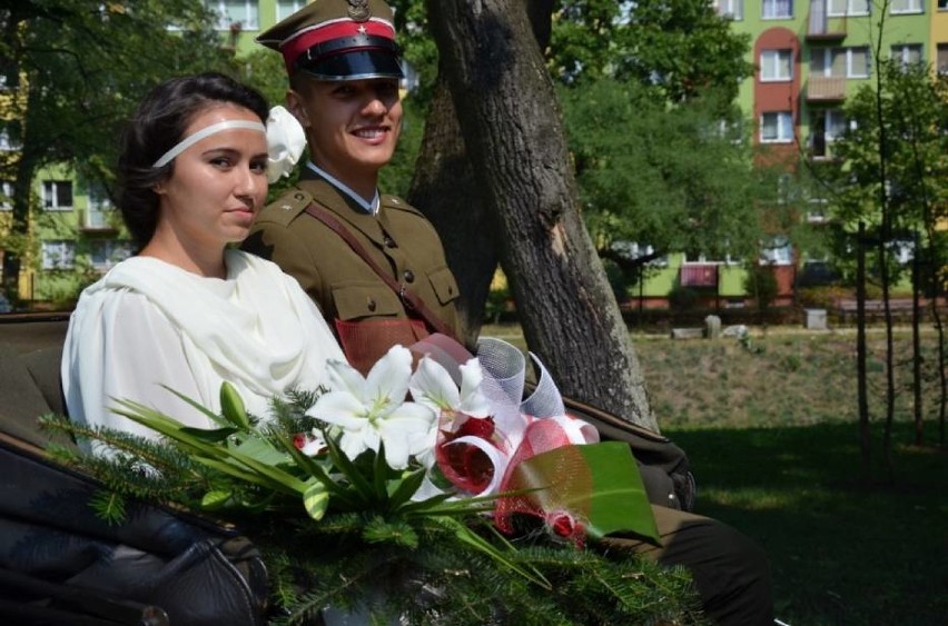 Najpiękniejsze śluby w Bełchatowie. Konie, żołnierze i orkiestra [ZDJĘCIA]