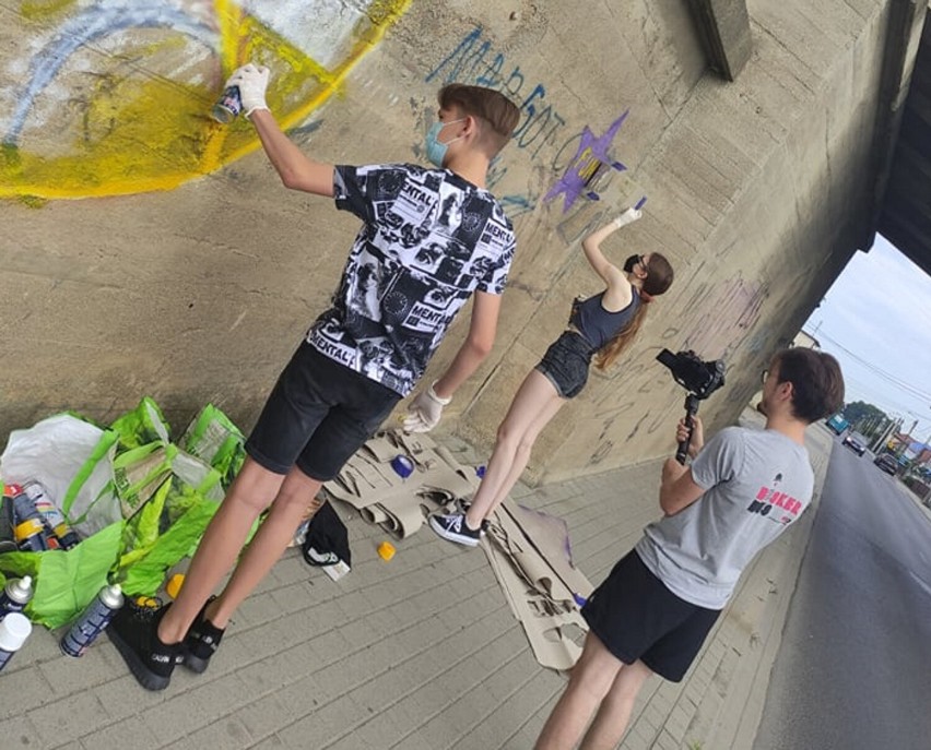 Akcja ,,Stop Hejt" w Krotoszynie. Młodzi zamalowywali napisy pod wiaduktem przy ul. Osadniczej [ZDJĘCIA]